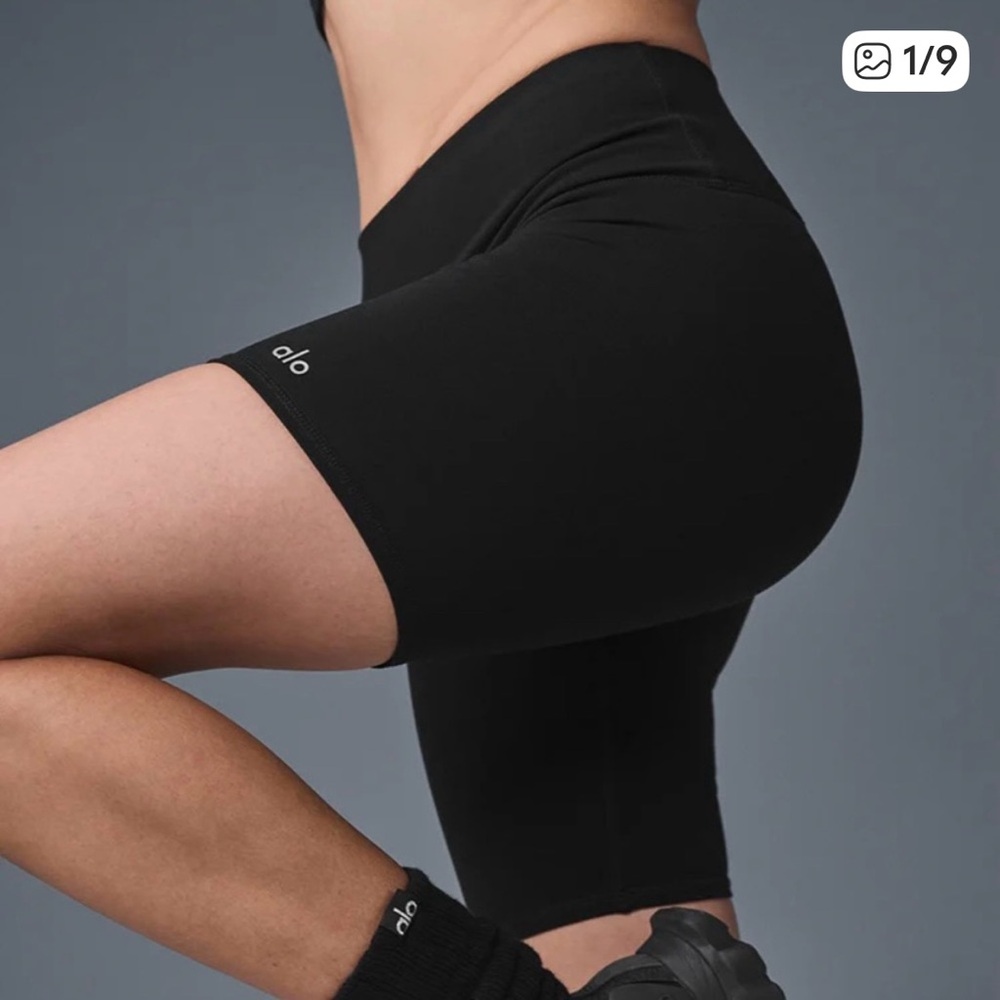 ALO 7" High-Waist GLOSSY Black Biker Short